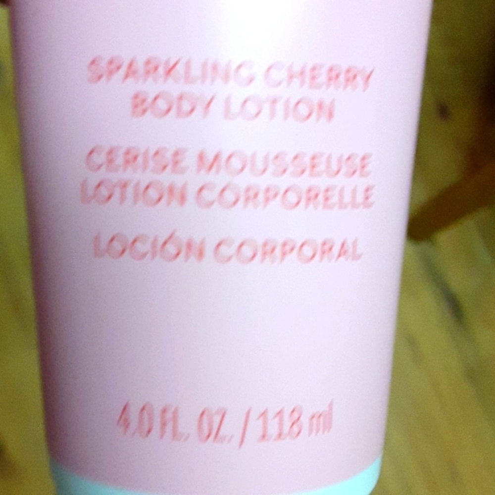 COPY - Mary Kay sparkling Cherry body lotion - Picture 2 of 3